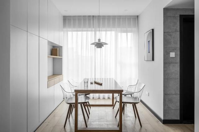 [裝修案例]117平米黑白灰的現(xiàn)代簡(jiǎn)約風(fēng)格 開放式廚房設(shè)計(jì) 純凈舒適的時(shí)尚空間